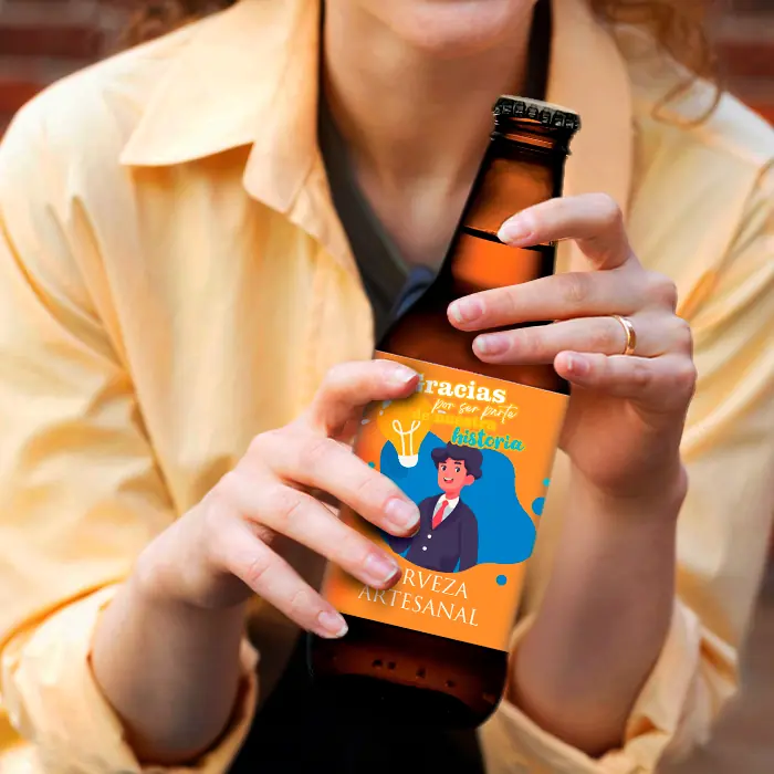 persona agarrando una de las cervezas para clientes