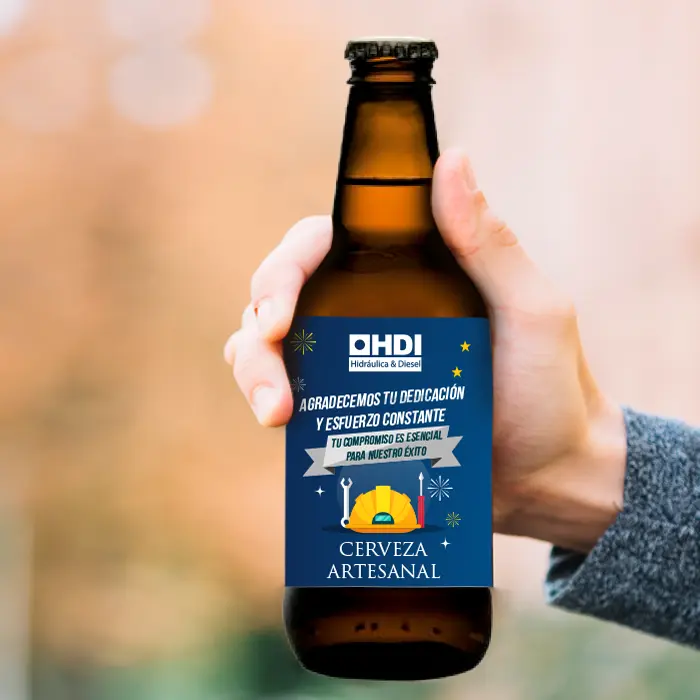 persona agarrando una cerveza para colaboradores