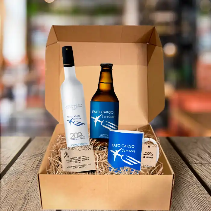 boxes para clientes con pisco, cerveza y taza
