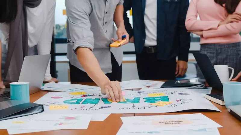 personas en coordinación de como realizar un branding 