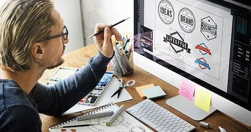 una persona creando una estrategia de branding