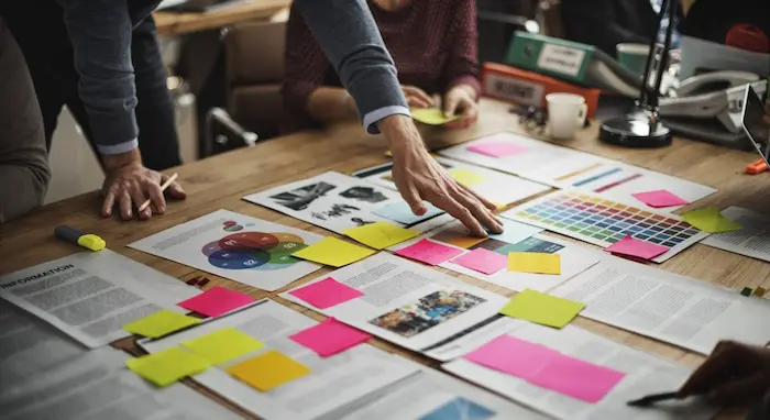 una persona en un escritorio realizando los pasos de una estrategia de branding

