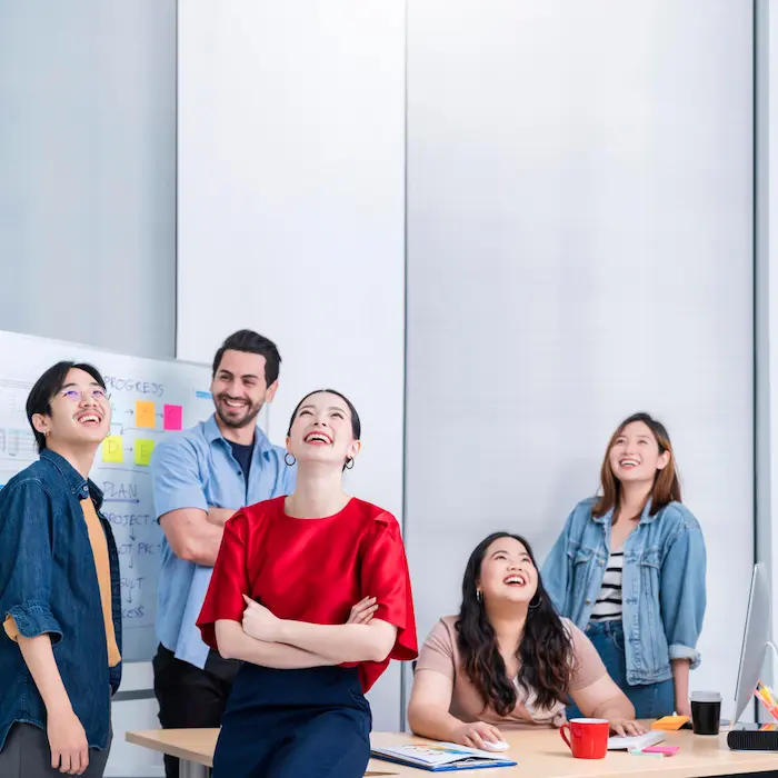 equipo de trabajo feliz lo que permite que la producción sea mejor