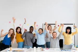 equipo de trabajo contento por el buen clima laboral