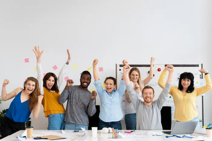 equipo de trabajo contento por el buen clima laboral