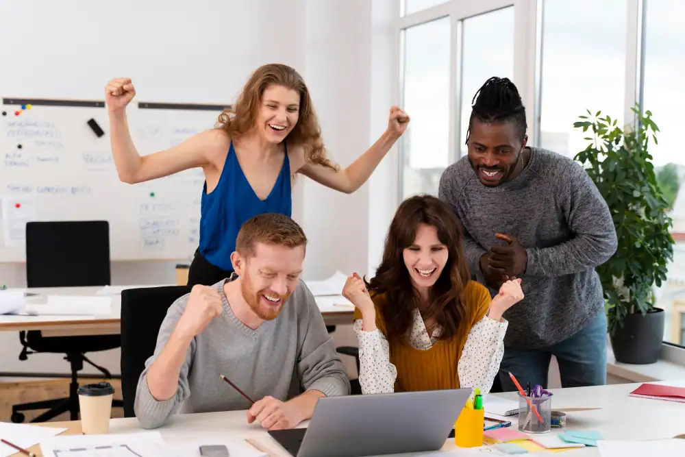 chichos trabajando en equipo para lograr los objetivos empresariales