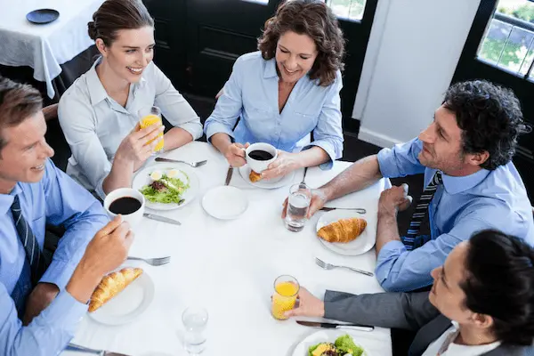 El desayuno que une al hombre de oficina